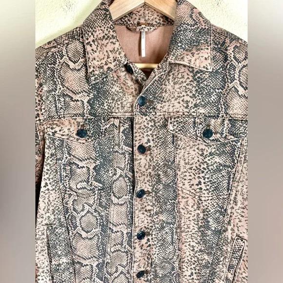 Free People Women’s snakeskin Printed Trucker
Denim Jacket - Picture 8 of 13